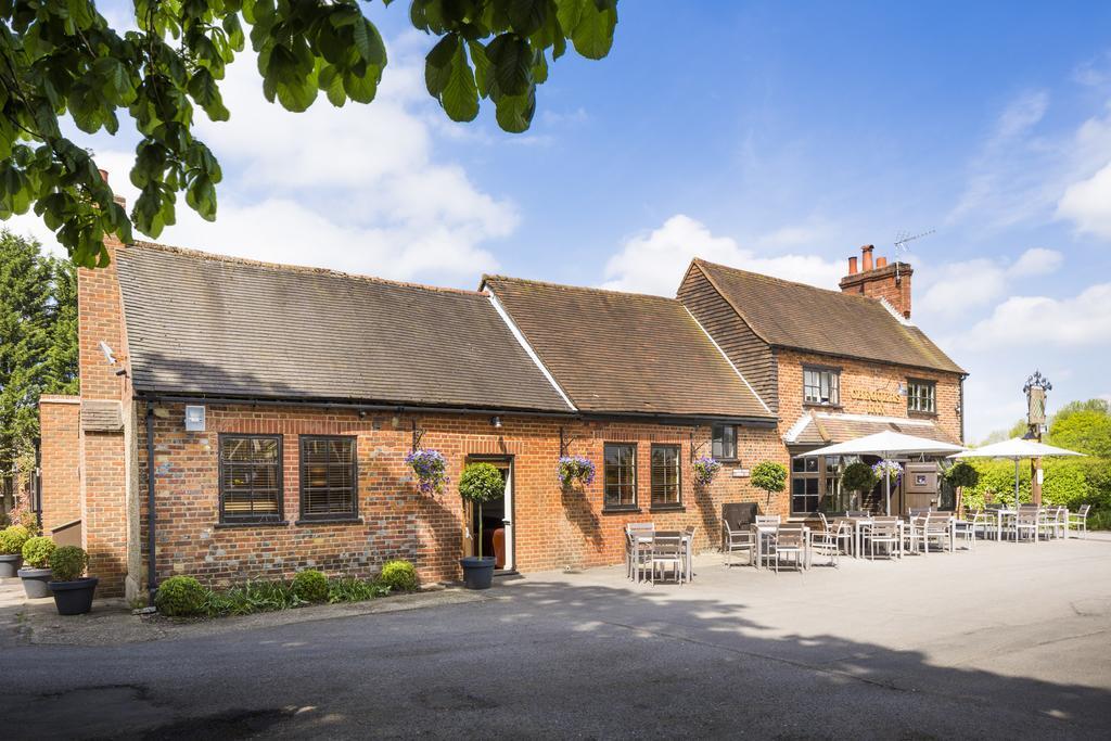 The Chequers Inn Beaconsfield Exterior photo